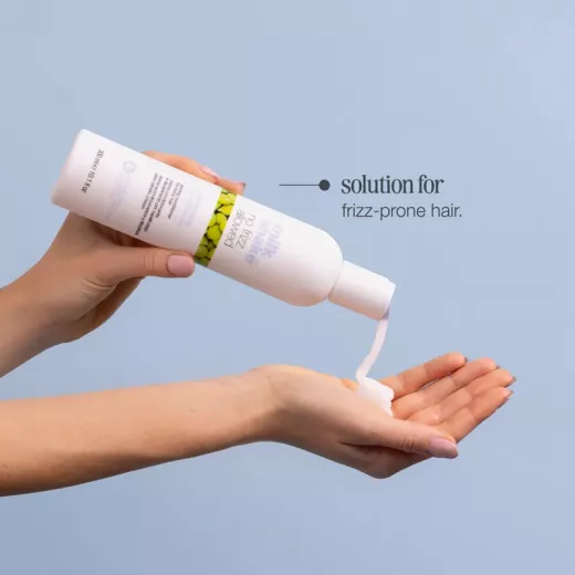 milkshake No Frizz Allowed Asi ve Kabarık Saçlar İçin Elektriklenme Önleyici Pürüzsüzleştirici Saç Kremi 300ml