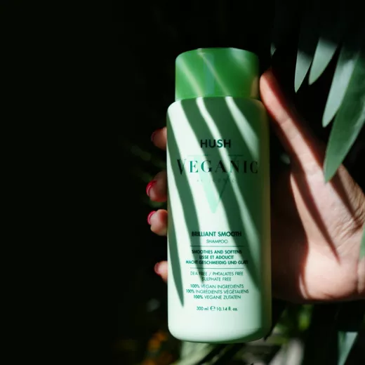 HUSH Veganic Brilliant Smooth Asi ve Kabarık Saçlar İçin Pürüzsüzleştirici Şampuan 300ml